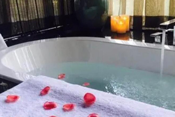 武汉江岸水疗池中的失重冥想：当身体学会漂浮